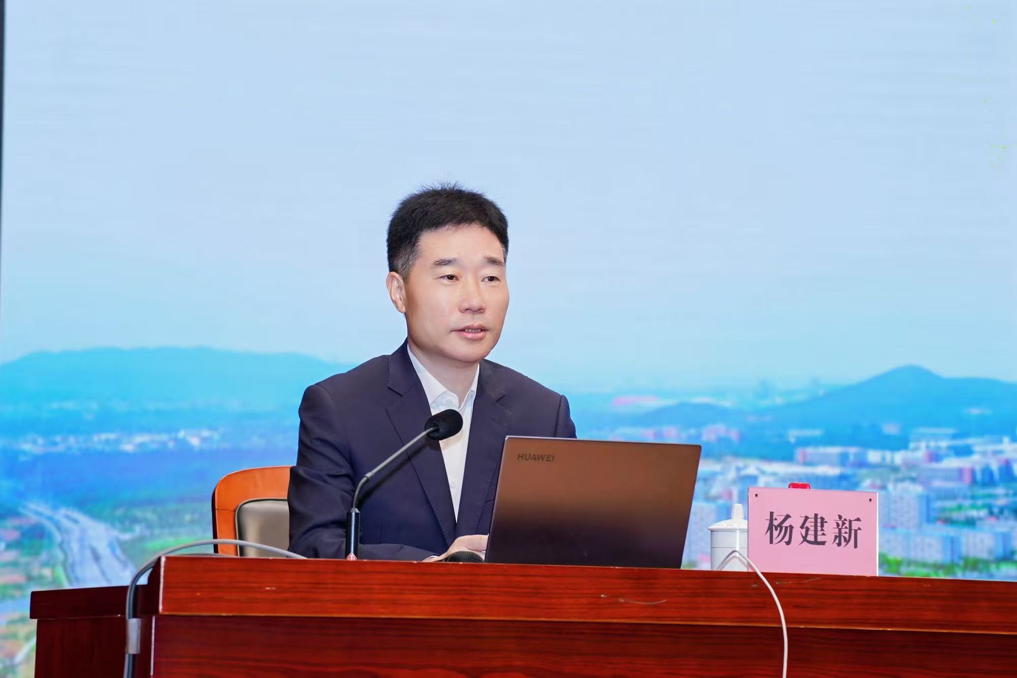 杨建新.jpg 杨建新.jpg