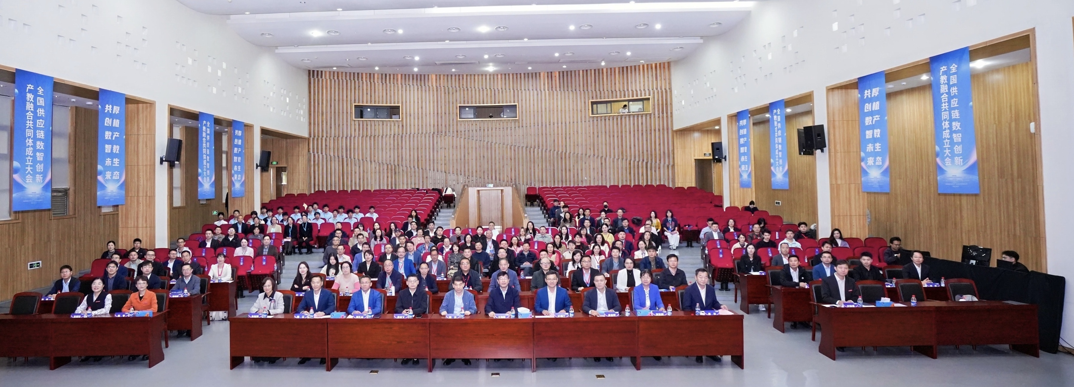 大合影.jpg 大合影.jpg