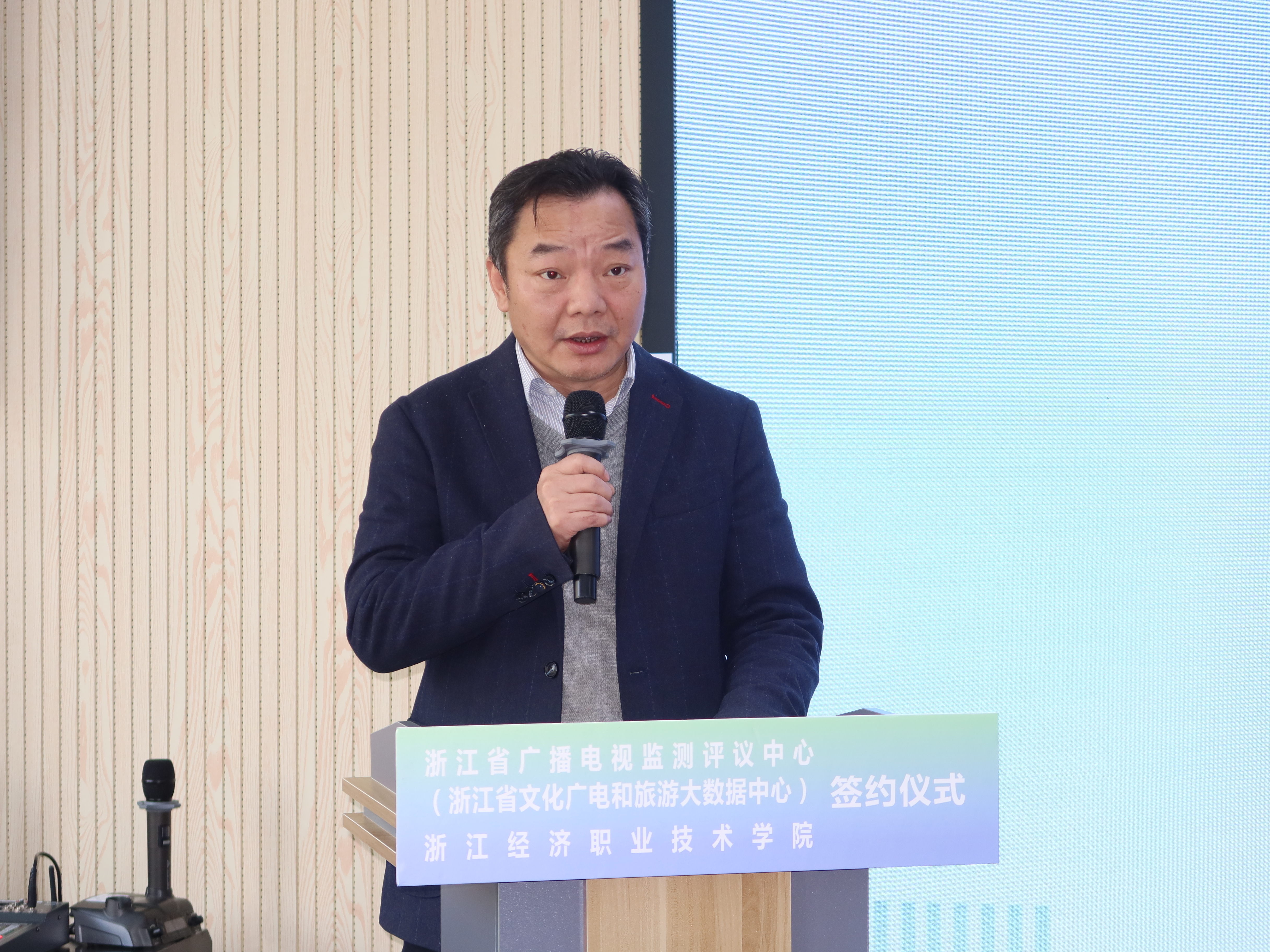 IMG_0135.JPG IMG_0135.JPG